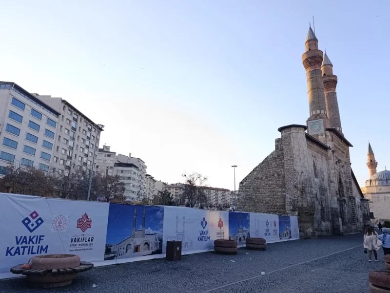 Sivas Merkez Çifte Minareli Medrese 2026-2027 Yılları Onarımı ve Çevre Düzenlemesi İşi