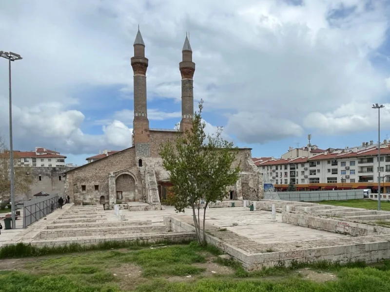 Sivas Merkez Çifte Minareli Medrese 2026-2027 Yılları Onarımı ve Çevre Düzenlemesi İşi