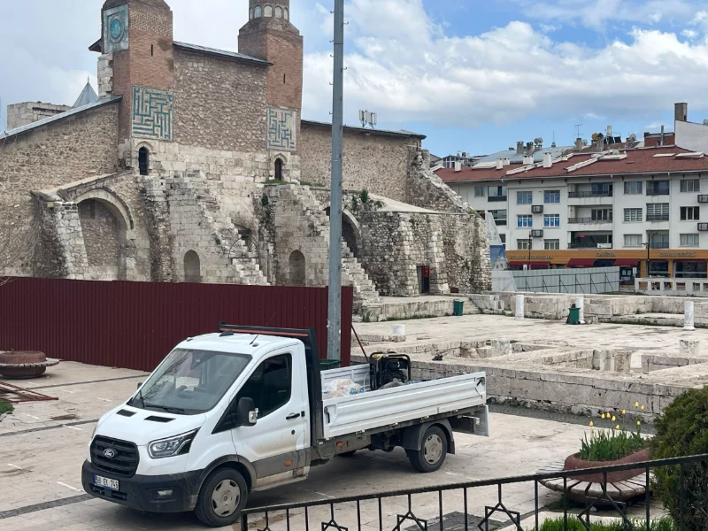 Sivas Merkez Çifte Minareli Medrese 2026-2027 Yılları Onarımı ve Çevre Düzenlemesi İşi